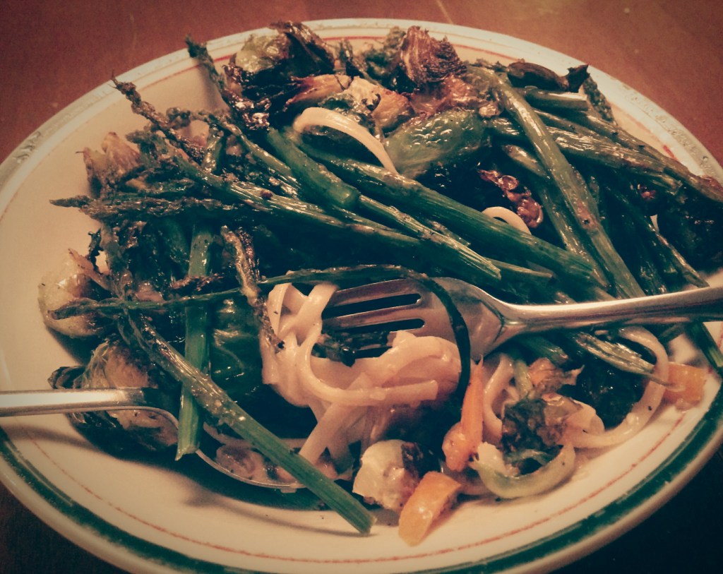 Recette // Pâtes crémeuses aux légumes grillés et sauce au confit d’oignons aux&nbsp;canneberges