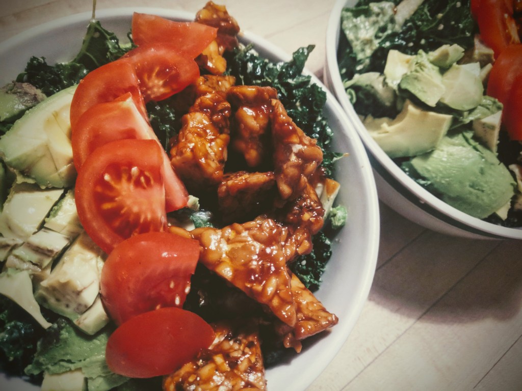 Recette /// Salade de kale au tempeh chaud, sauce aux&nbsp;lupins